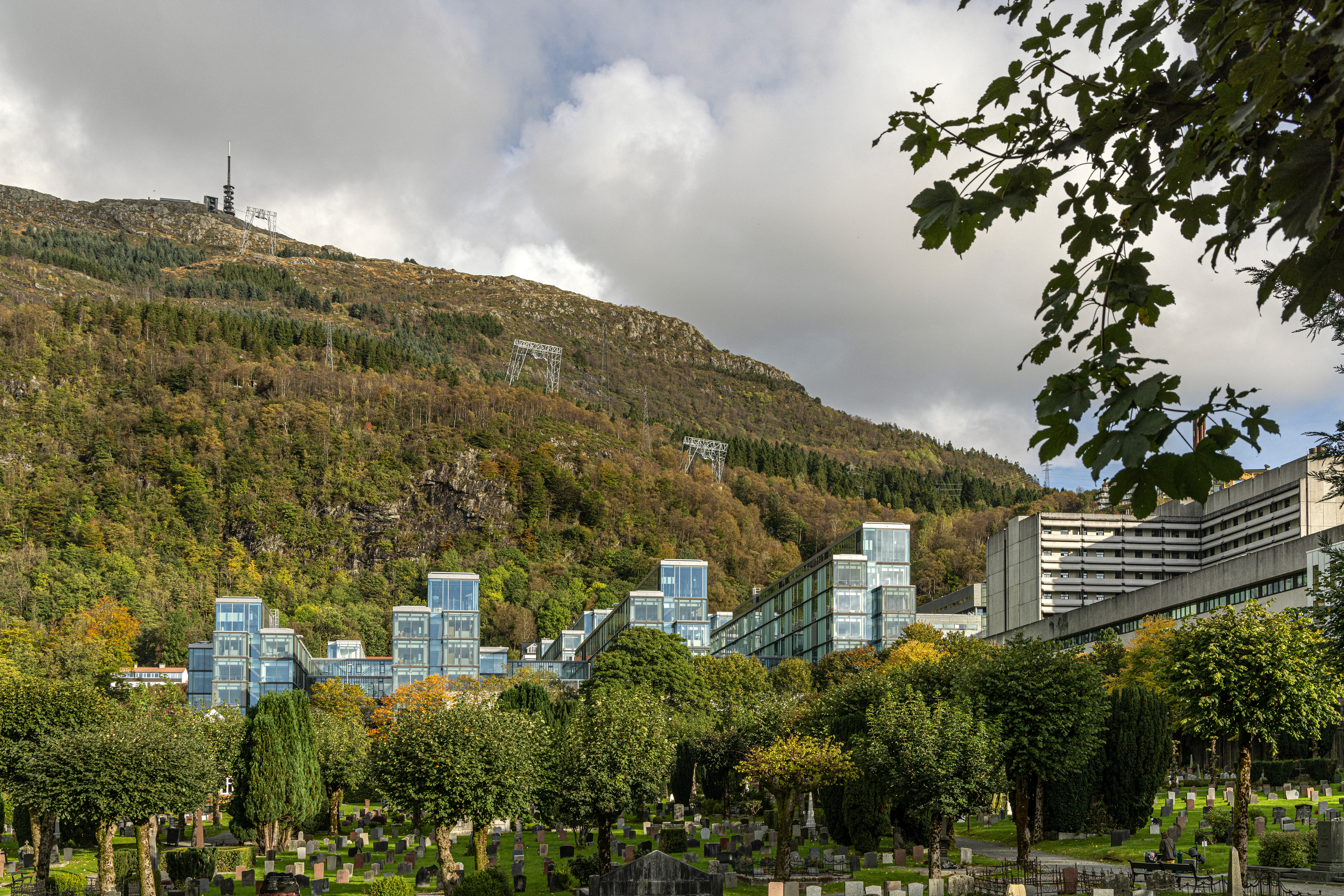 Smale 'pianotast'-blokker integrert i fjellsiden slipper inn rikelig naturlig lys