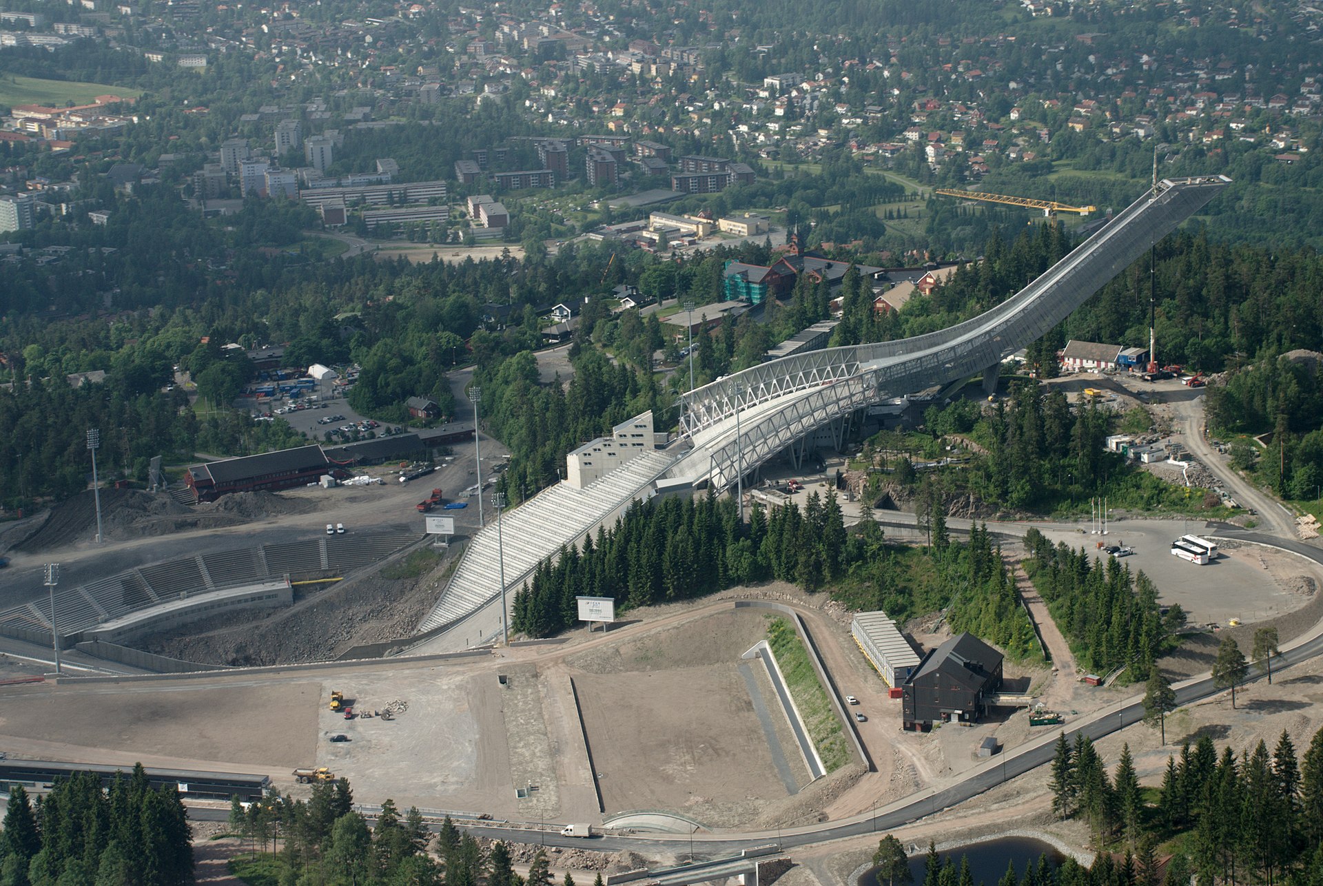 Luftfoto av Holmenkollbakken under bygging i 2010, viser den moderne stålkonstruksjonen