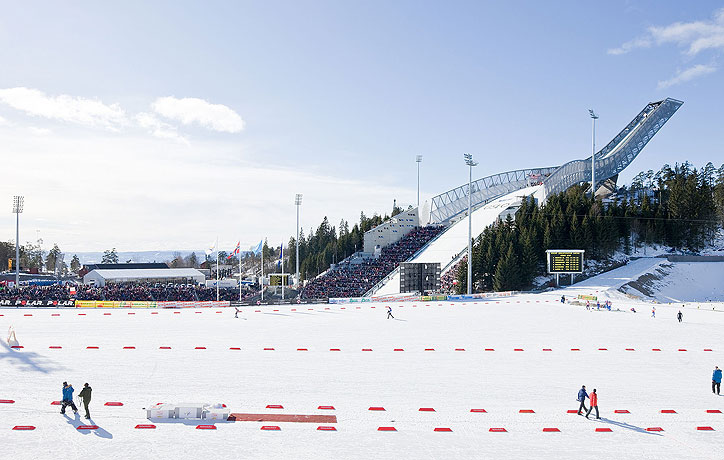 Det ferdige anlegget - moderne arkitektur med karakteristisk stålnettbekledning designet av JDS Architects