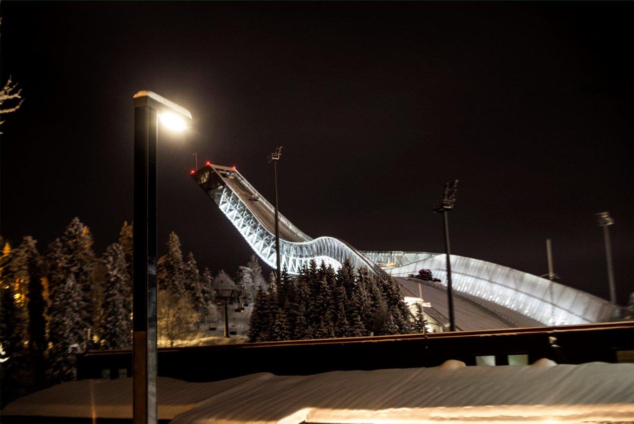 Arkitektoniske detaljer og tverrsnitt av den nye hoppbakken med 96,95 meter lang innhoppsbakke