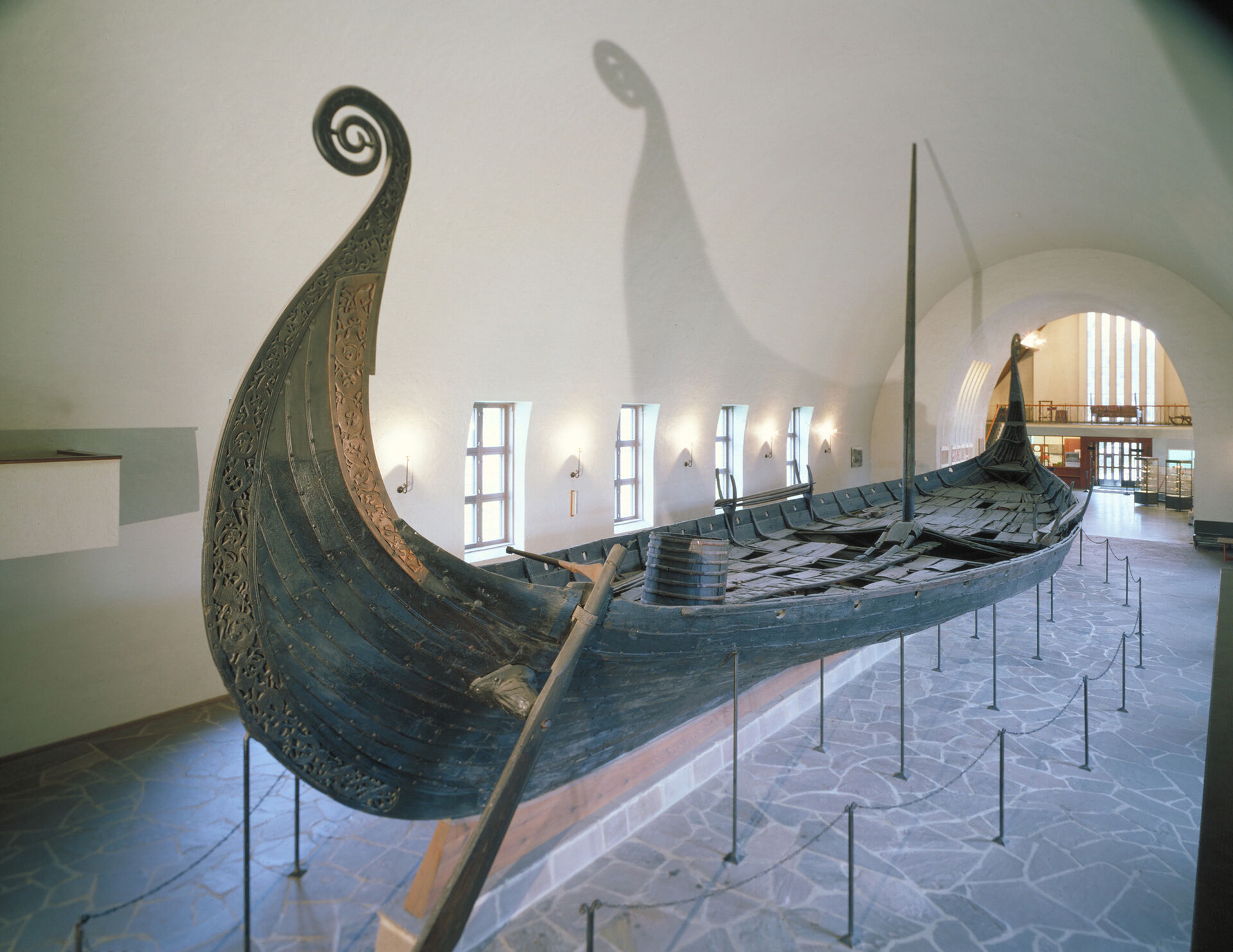 Osebergskipet i det tidligere Vikingskipshuset.

Foto: Vikingtidsmuseet, Universitetet i Oslo